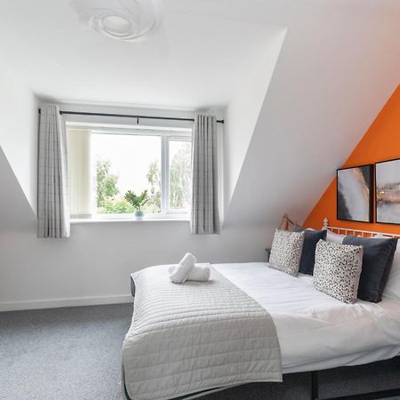 Modern Four Bedroom Four Bathroom Home チェルトナム エクステリア 写真