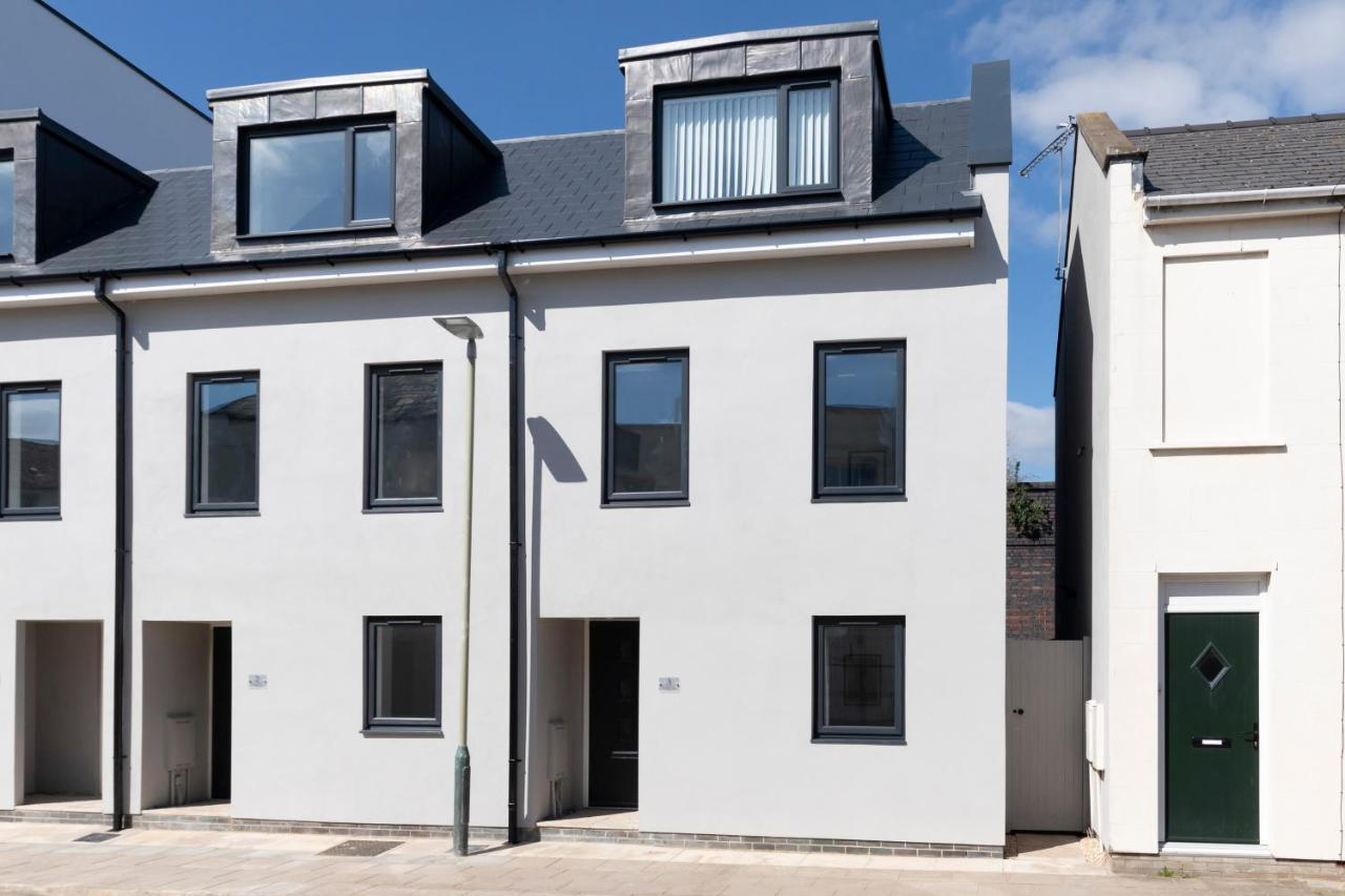 Modern Four Bedroom Four Bathroom Home チェルトナム エクステリア 写真