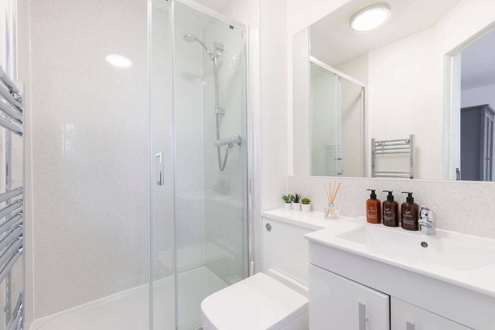 Modern Four Bedroom Four Bathroom Home チェルトナム エクステリア 写真