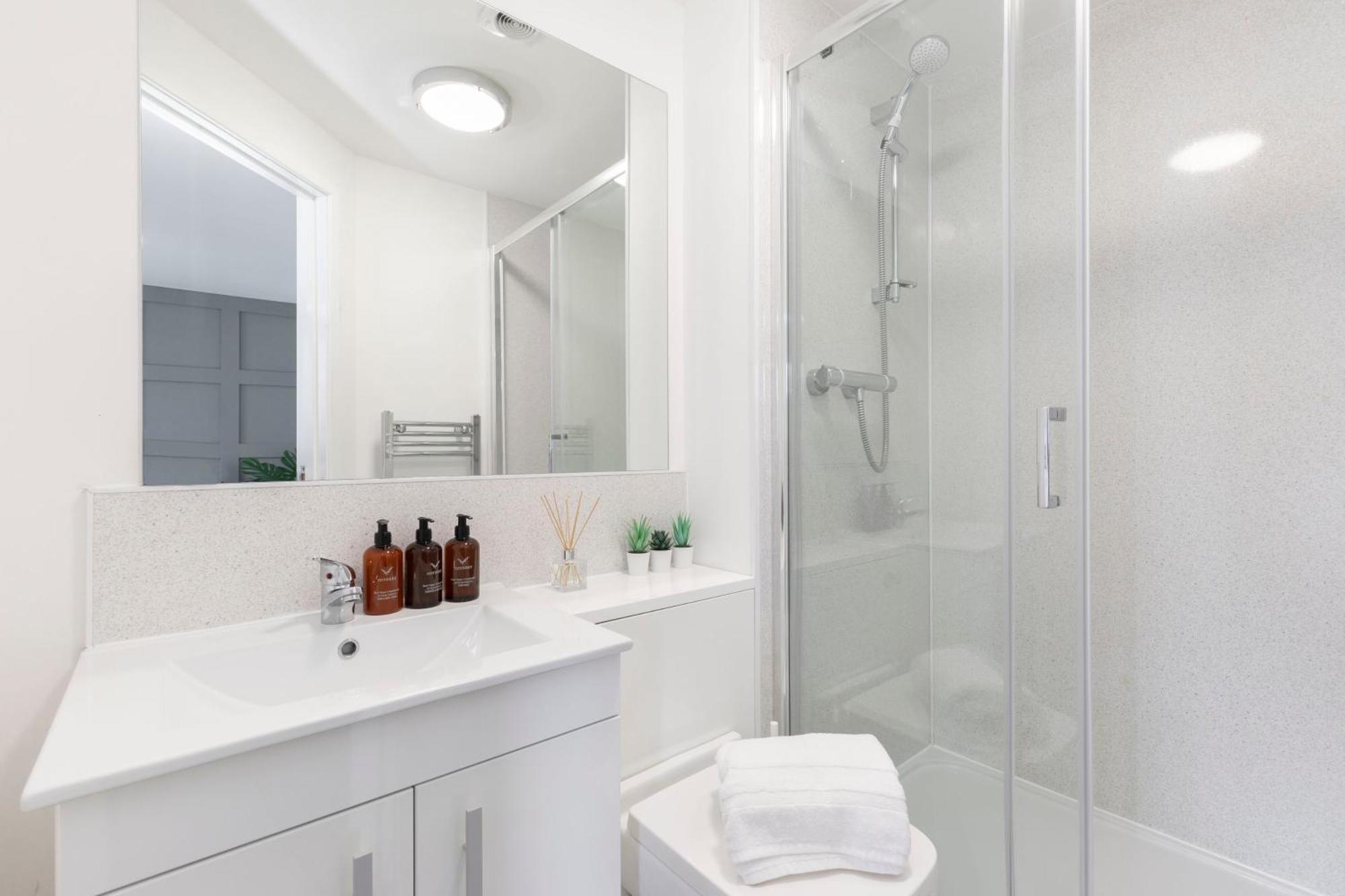 Modern Four Bedroom Four Bathroom Home チェルトナム エクステリア 写真
