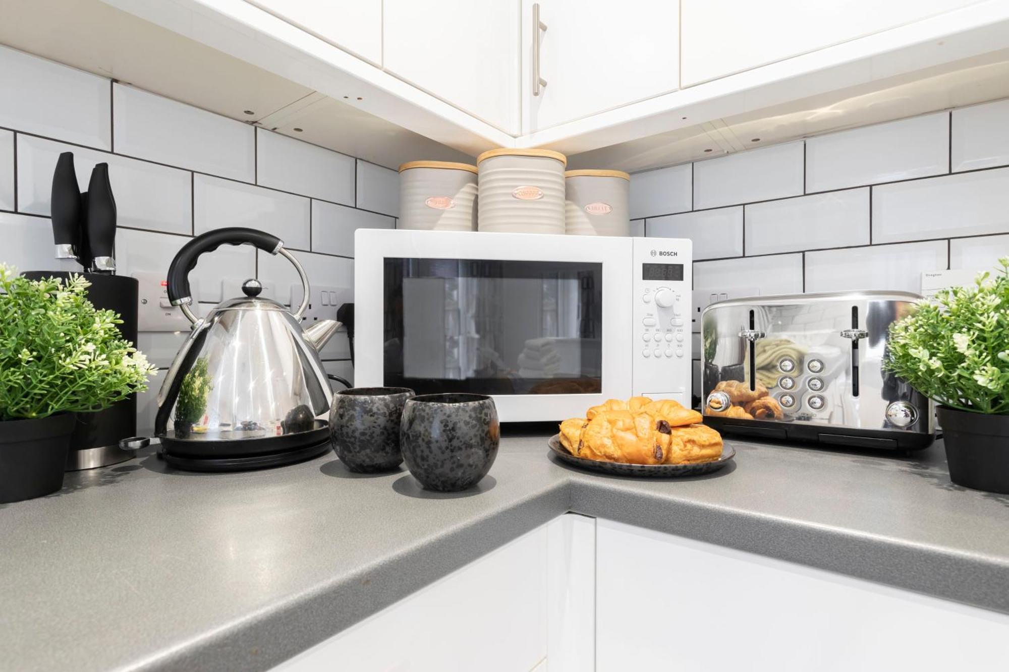 Modern Four Bedroom Four Bathroom Home チェルトナム エクステリア 写真