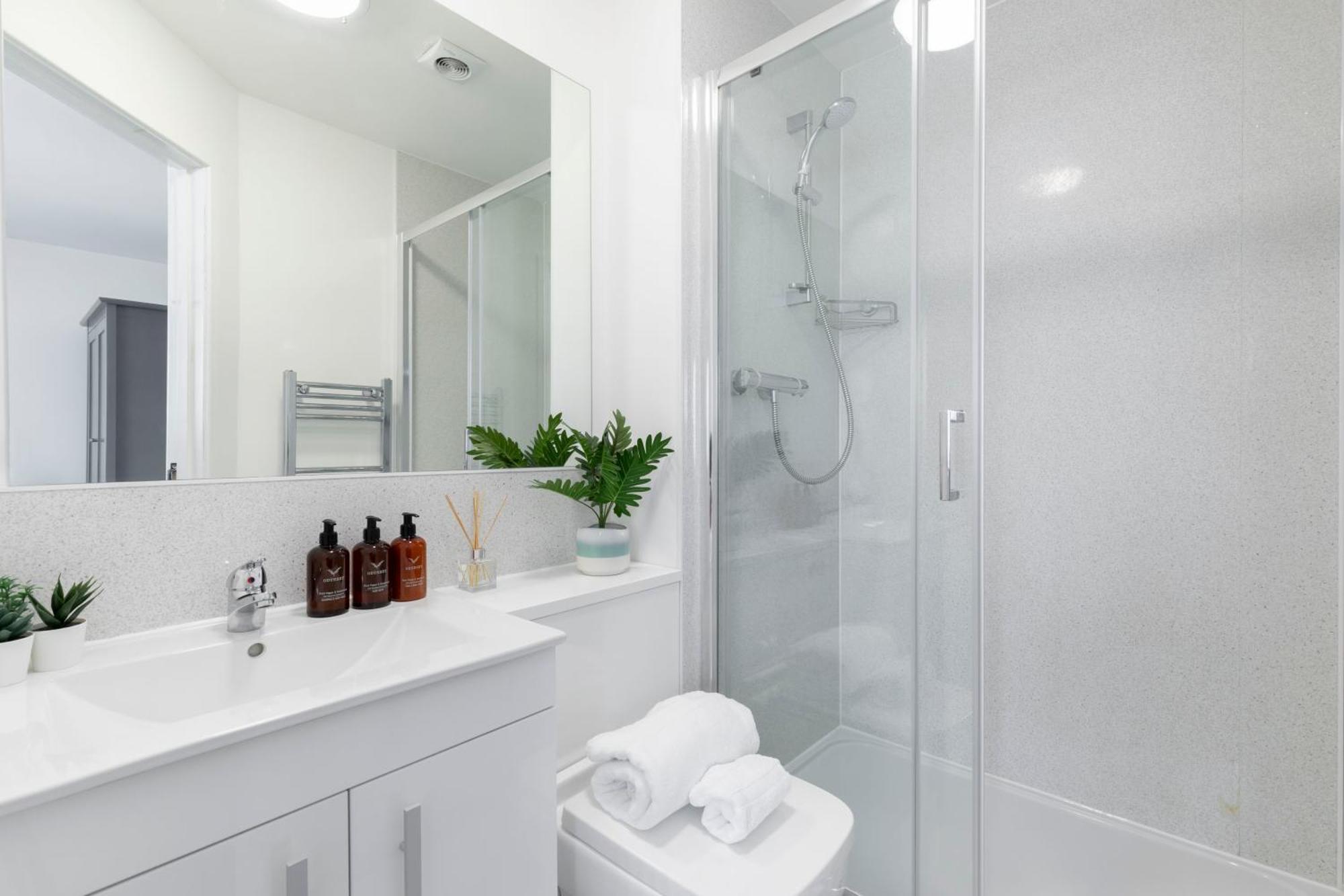 Modern Four Bedroom Four Bathroom Home チェルトナム エクステリア 写真